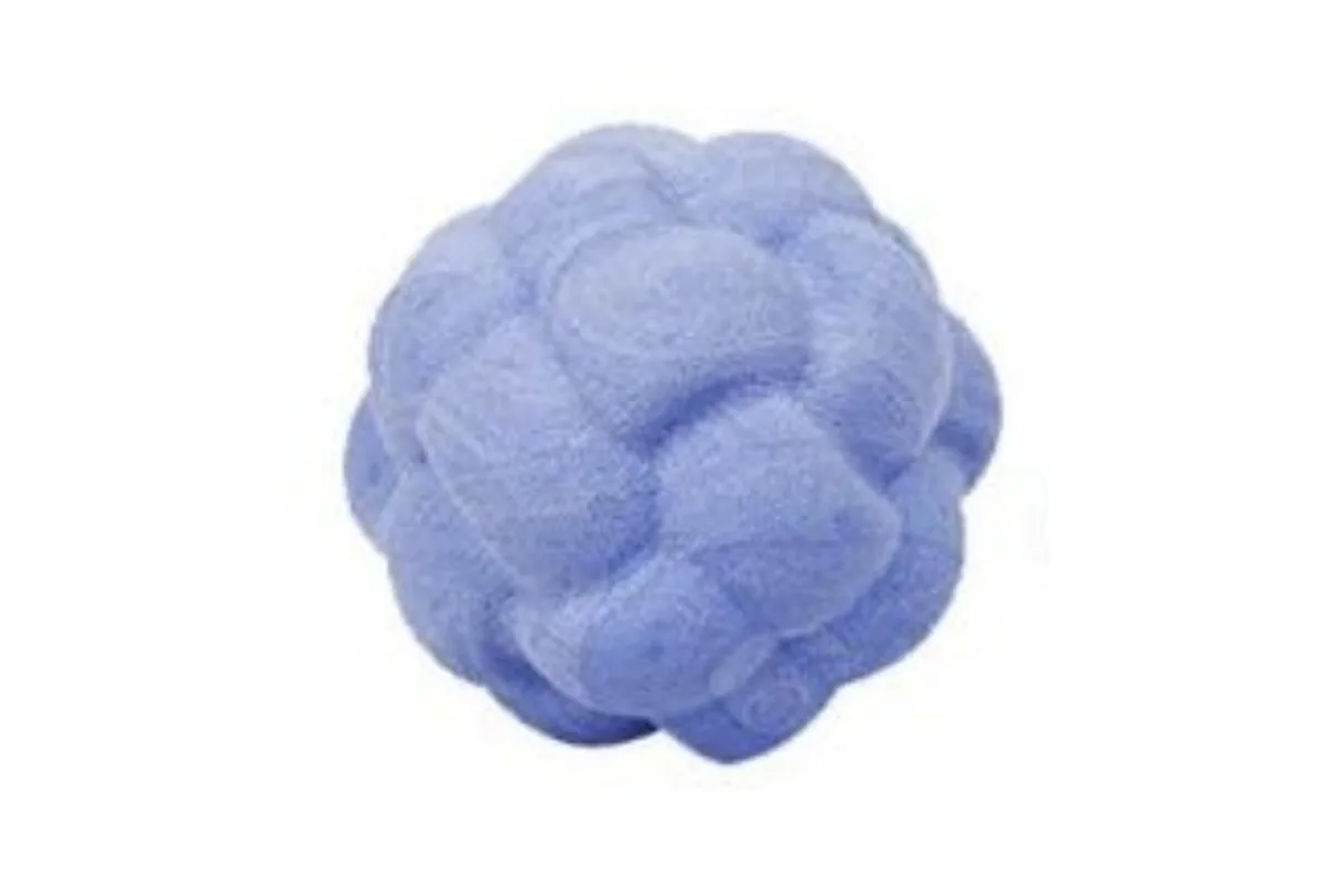 Balle en mousse tissée classic chew, balle bleue tissée sur fond blanc, sans inscription