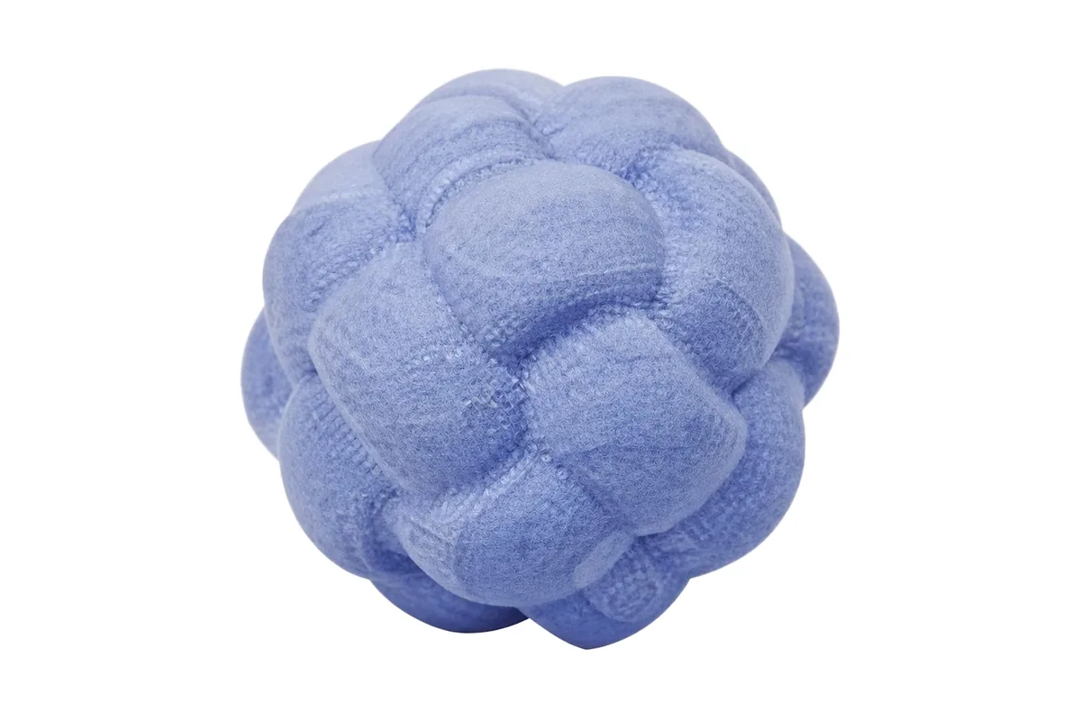 Balle en mousse tissée classic chew, surface textile bleue en lobes, sans texte