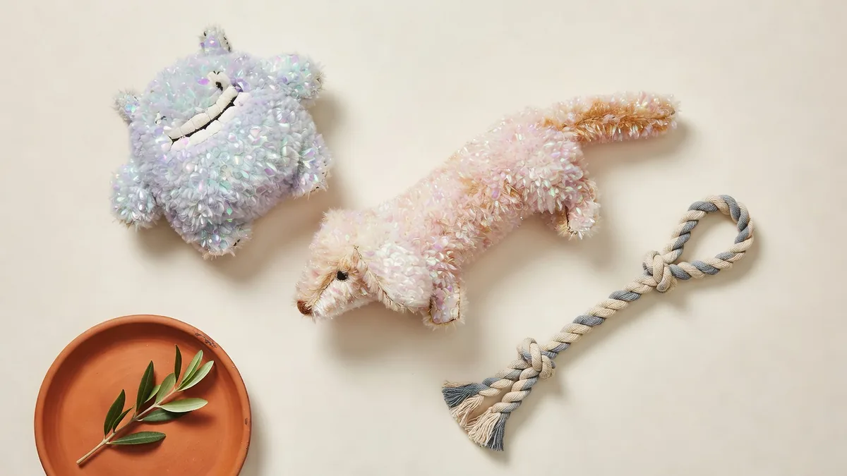 Monster Series en peluche à côté d’un trio animal et d’un tug lin-nylon pour le plan d’assortiment